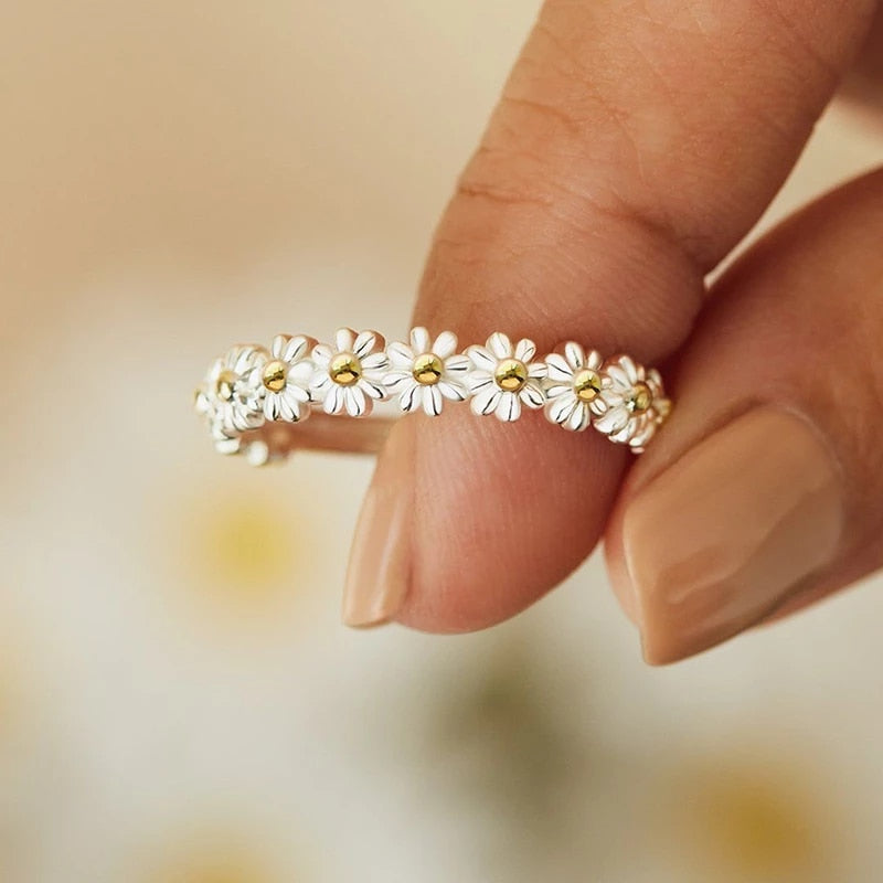 Emilia – Damenring mit Filigranem Gänseblümchen-Motiv aus Zinklegierung
