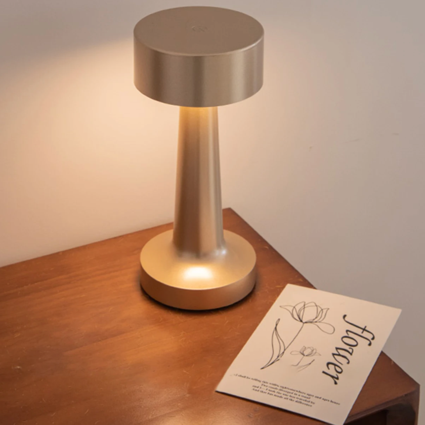 Mia – Kabellose Tischlampe im Industriellen Design mit Berührungssensor